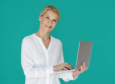 Dizüstü bilgisayar kullanan kadın