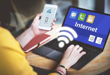 Dizüstü bilgisayar kullanan genç kadın