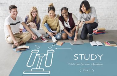 öğrenciler proje üzerinde birlikte çalışma