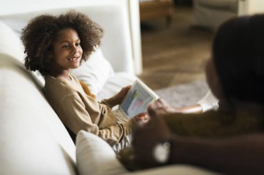 Kız holding dijital tablet