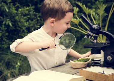 mikroskopla oynayan çocuk