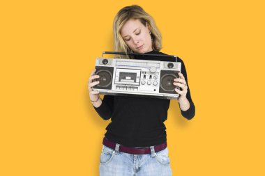 Media player boombox tutan kadın
