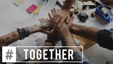 insanlar el ele tutusun kısmi görünümünü