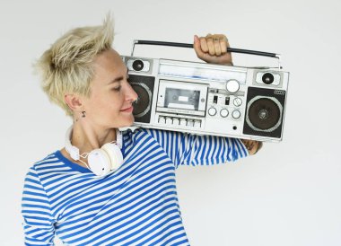 Boombox ile poz kadın