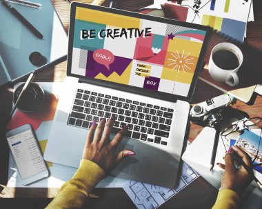 Laptop klavyesinde yazan kişi