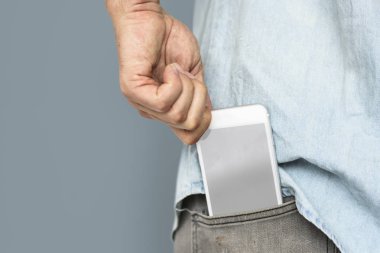 insanlar pantolon cebinde cep telefonu