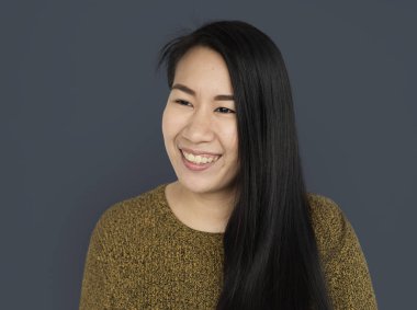 Siyah uzun saçlı Asyalı kadın