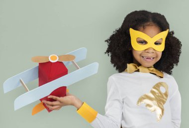 el yapımı uçakla oynayan kız