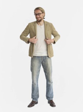 sakallı adam gülümsüyor