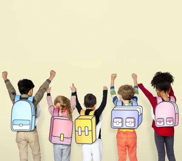 Amigos da escola com mochilas de papel — Fotografia de Stock