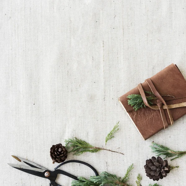 Bloemen en schaar op tafel — Stockfoto