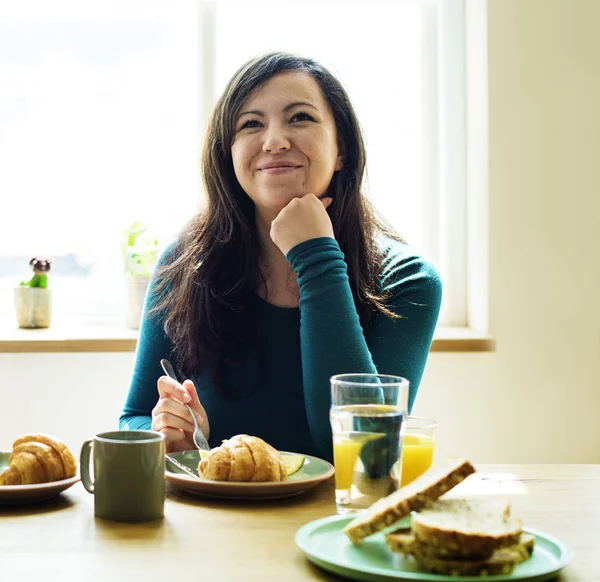 Mulher tomando café da manhã em casa — Fotografia de Stock