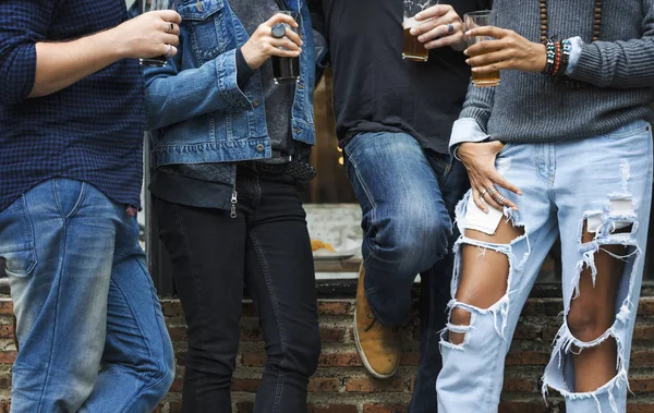 Friends drink Craft Beer — Stock Photo, Image