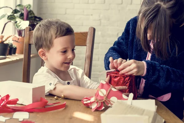 Niños abriendo caja de regalo — Foto de Stock