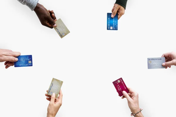 Kredi kartları holding eller grup — Stok fotoğraf