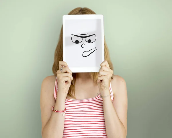 Femme tenant tablette numérique couvrant visage — Photo