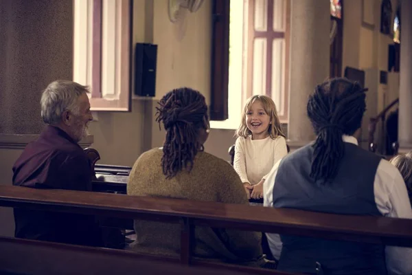 Menschen beten in der Kirche — Stockfoto