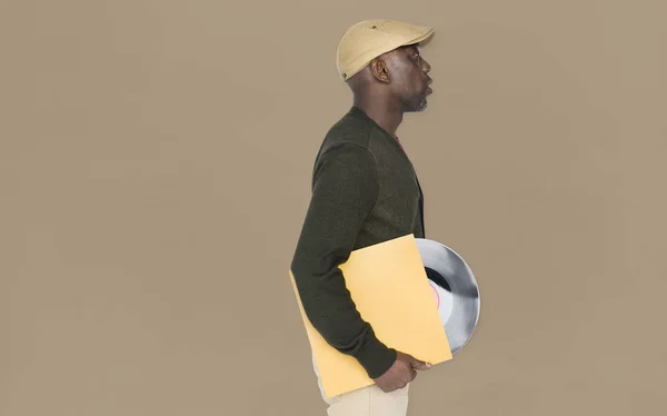 Uomo in berretto con disco in vinile — Foto Stock