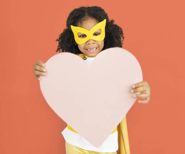 Menina na máscara segurando forma do coração — Fotografia de Stock