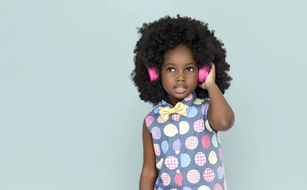 Adorável menina em fones de ouvido — Fotografia de Stock