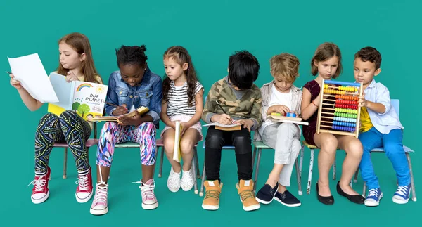 Niños estudiando y haciendo tareas domésticas — Foto de Stock