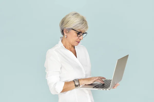 Mujer madura usando laptop — Foto de Stock