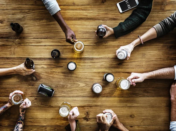 Oameni care petrec cu bere împreună — Fotografie, imagine de stoc