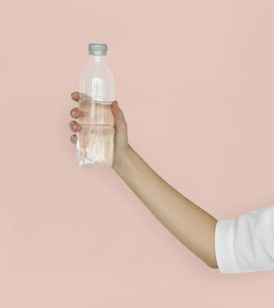 Χέρι που κρατά το πλαστικό μπουκάλι — Φωτογραφία Αρχείου