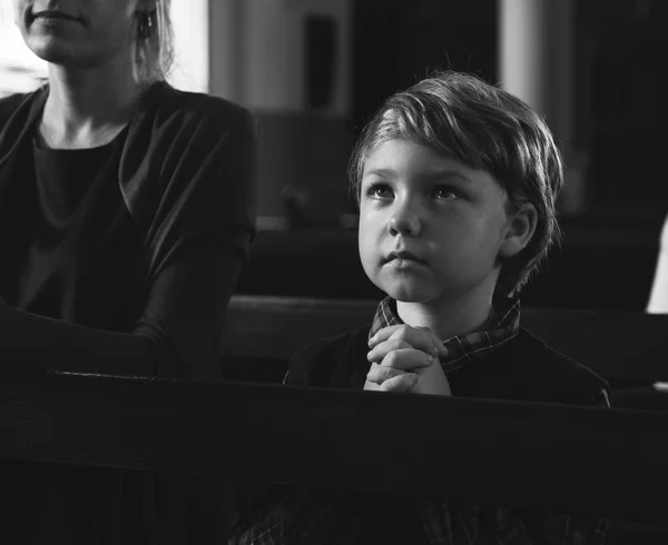 Chlapec se modlil v kostele — Stock fotografie
