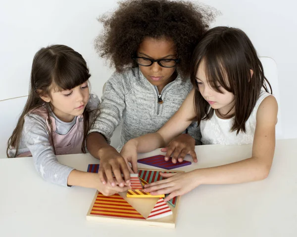 Enfants jouant avec des puzzles — Photo