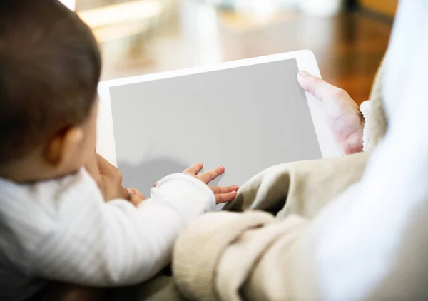 Батьки тримають дитину і цифровий планшет — стокове фото