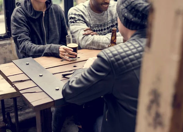 Amigos bebem cerveja artesanal — Fotografia de Stock