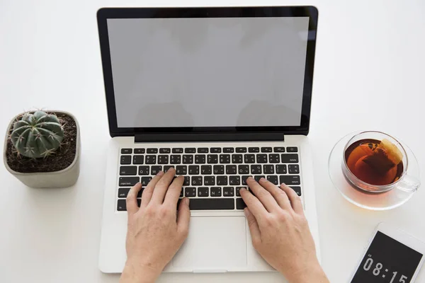 Homem de negócios usando laptop — Fotografia de Stock