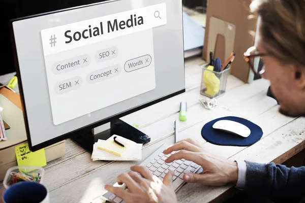 Mann sitzt gegen Computer — Stockfoto