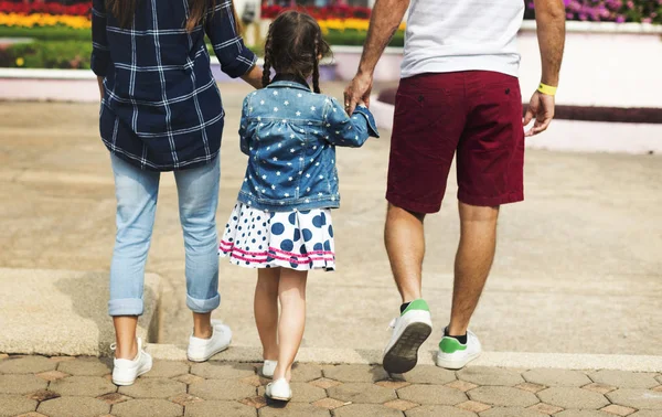 両親と歩いている小さな少女 — ストック写真