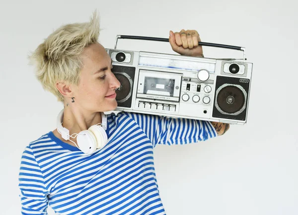 Donna in posa con boombox — Foto Stock