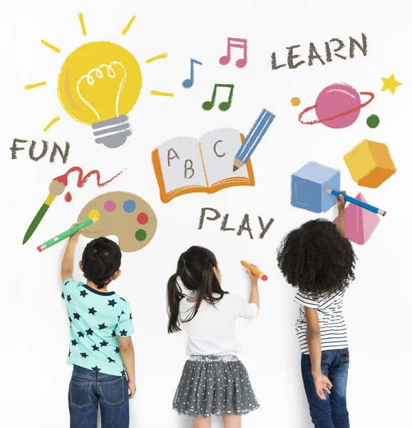 Kinderen tekenen op de muur — Stockfoto