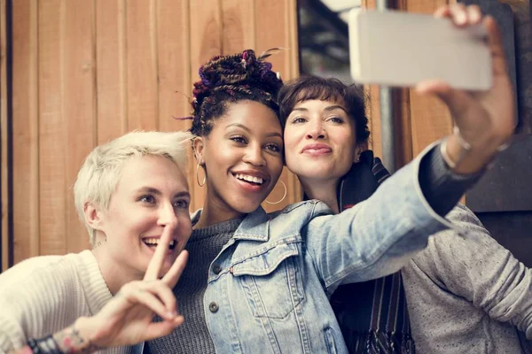 Amici che scattano foto selfie — Foto Stock