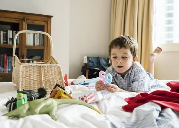 Niño pequeño con velas de cumpleaños — Foto de Stock