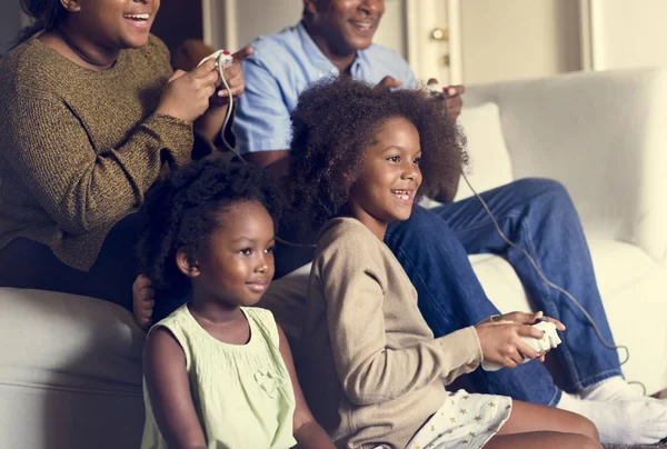 家族のビデオゲームをプレイ — ストック写真