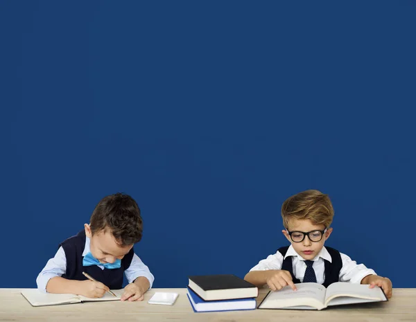 Garçons Travailler à la table — Photo