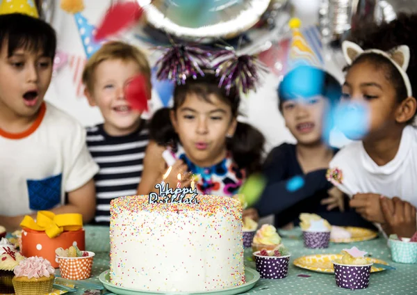 Imádnivaló gyermek ünnepli születésnapját — Stock Fotó