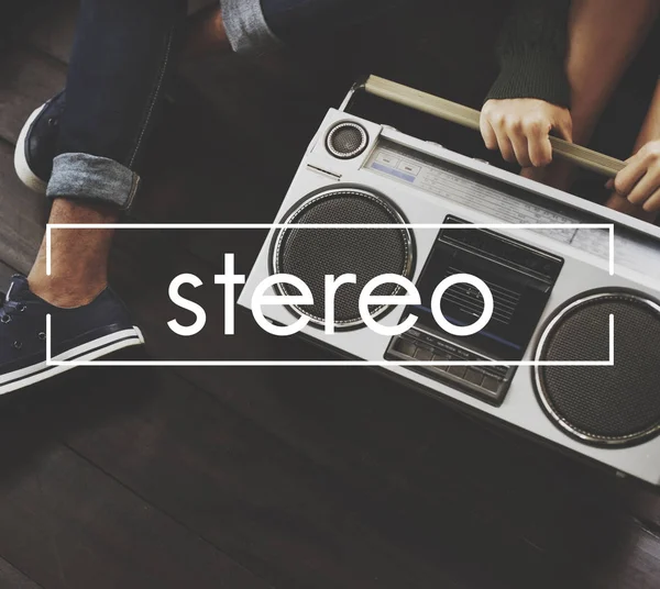 Menschen sitzen mit Retro-Radio auf dem Boden — Stockfoto