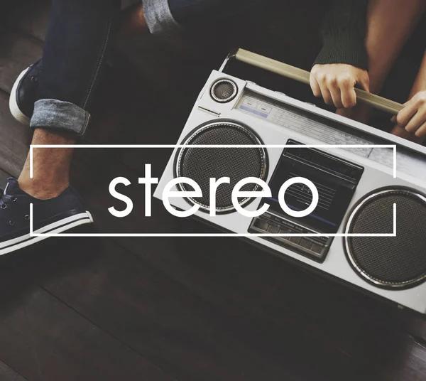 Persone sedute al piano con radio retrò — Foto Stock