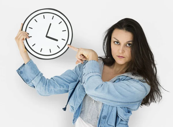 여자 시계 가리키는 — 스톡 사진