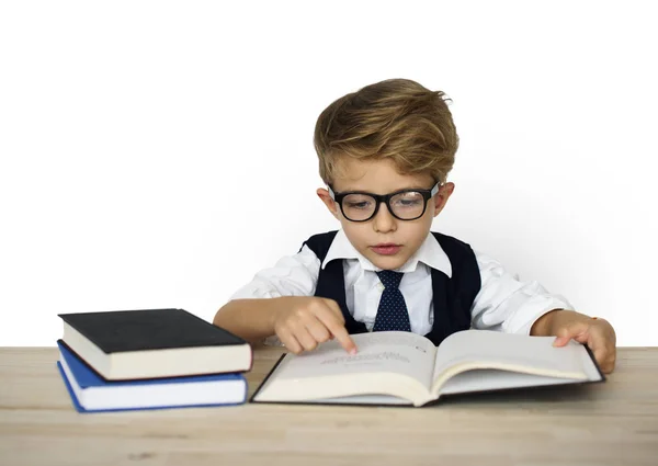 Colegial leyendo el libro — Foto de Stock