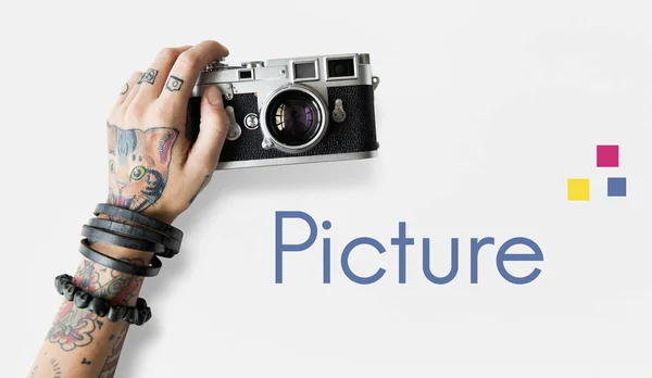 Χειρός τατουάζ γυναίκα κρατώντας τα φωτογραφικών μηχανών — Φωτογραφία Αρχείου