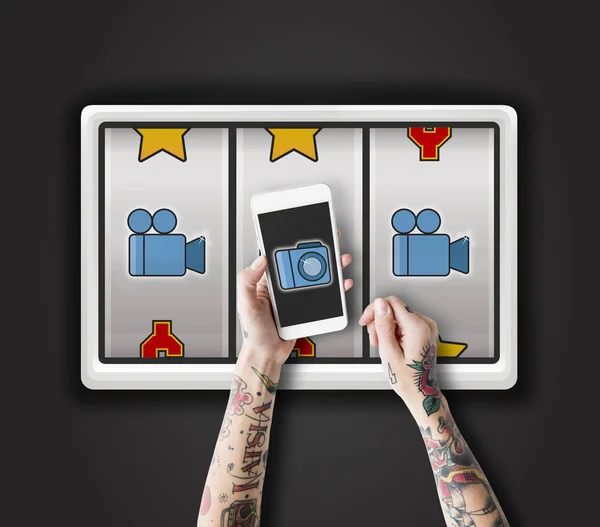 Tetovaný žena rukou s smartphone — Stock fotografie