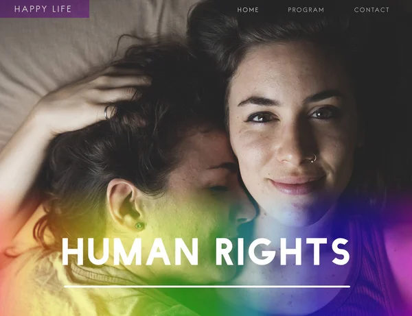 Lésbicas casal abraçando na cama — Fotografia de Stock