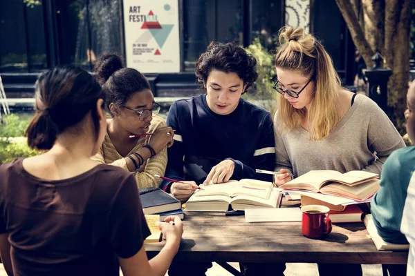 Różnorodności studentów studiujących — Zdjęcie stockowe